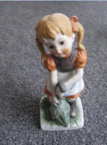 vintage beeldje van meisje met paraplu beschikbaar voor biedingen