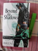 Brent weeks:beyond the shadows.pocket erg gelezen boek kreuk, Boeken, Avontuur en Actie, Gelezen, Brent weeks, Ophalen