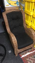 Rieten tuinstoel met zwarte kussens., Ophalen of Verzenden
