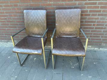 2 eetkamerstoelen donkerbruin (gratis) beschikbaar voor biedingen