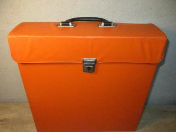 Vintage oranje platenkoffer voor lp's beschikbaar voor biedingen