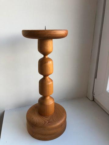 Houten hoge Kandelaar Gesigneerd beschikbaar voor biedingen