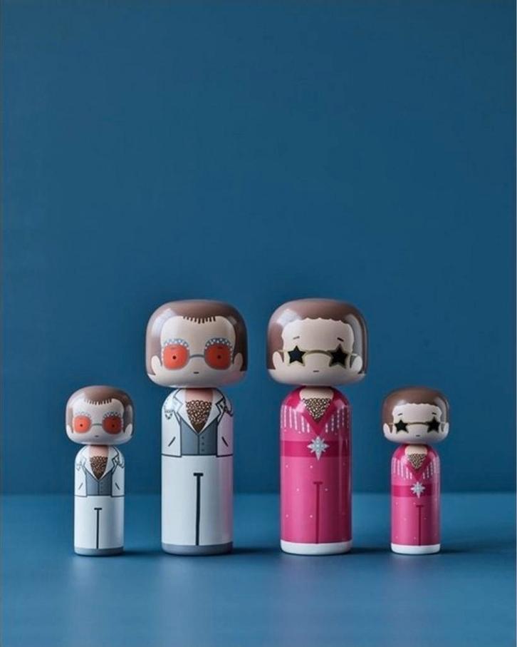 Kokeshi Elton Pink Outfit - XL-versie (21,5 cm) - Lucie Kaas, Antiek en Kunst, Kunst | Designobjecten, Ophalen of Verzenden