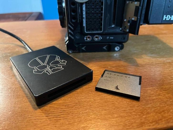 Angelbird 1TB CF 560mb/s kaart + Reader, Audio, Tv en Foto, Fotografie | Geheugenkaarten, Zo goed als nieuw, Compact Flash (CF)