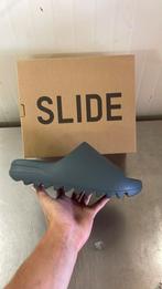 Yeezy slide slate marine 42, Kleding | Heren, Schoenen, Blauw, Nieuw, Ophalen of Verzenden, Sneakers of Gympen