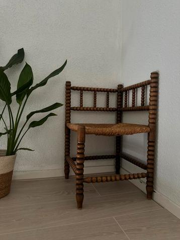 Decoratief antiek vintage hoekstoeltje beschikbaar voor biedingen
