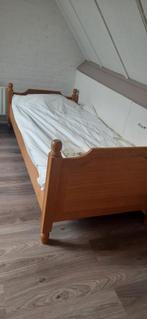 2 eikenhouten bedden 90x200 incl nachtkastjes en matrassen, Huis en Inrichting, Slaapkamer | Complete slaapkamers, Ophalen, Gebruikt