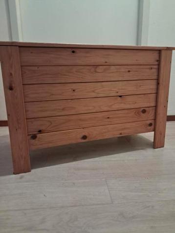 Houten verkleedkist beschikbaar voor biedingen