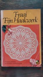 Fraai fijn haakwerk,  55 haakpatronen, Ophalen of Verzenden, Gebruikt, Haken, Patroon of Boek