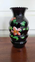 Boomse vaas klein zwart met bloemen Hoogte 15 cm, Antiek en Kunst, Antiek | Glas en Kristal, Ophalen of Verzenden