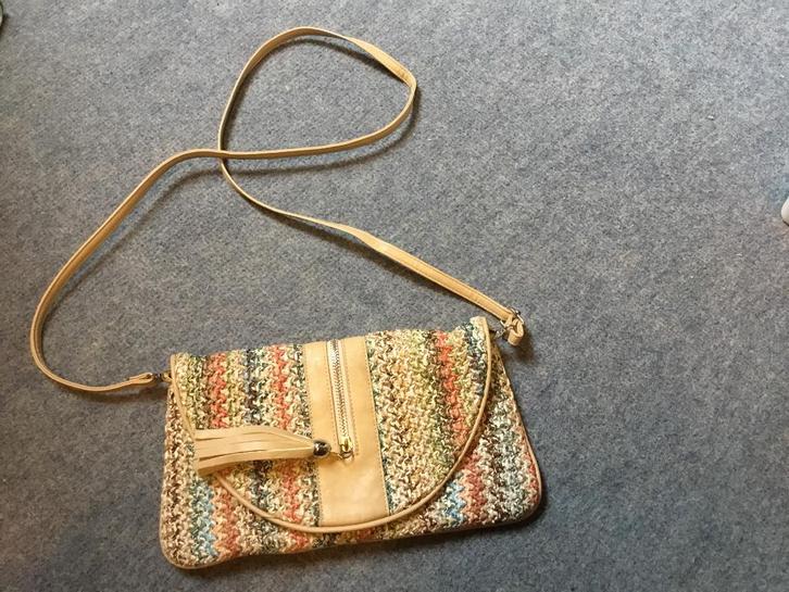 Super gave nieuwe schoudertasje uit italië. Nooit gebruikt., Sieraden, Tassen en Uiterlijk, Tassen | Damestassen, Nieuw, Schoudertasje