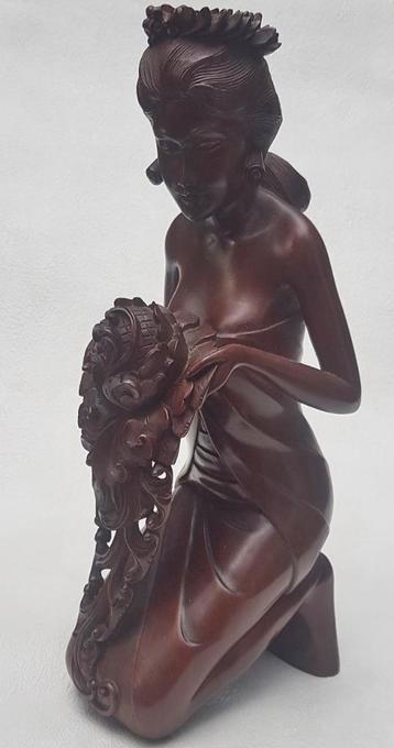 Art Deco BALINESE snijkunst geknielde Schone met Bloemsleep beschikbaar voor biedingen