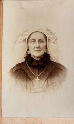 Foto kaartje 1910 vrouw met Poffer ., Ophalen of Verzenden, Voor 1920, Zuid-Holland
