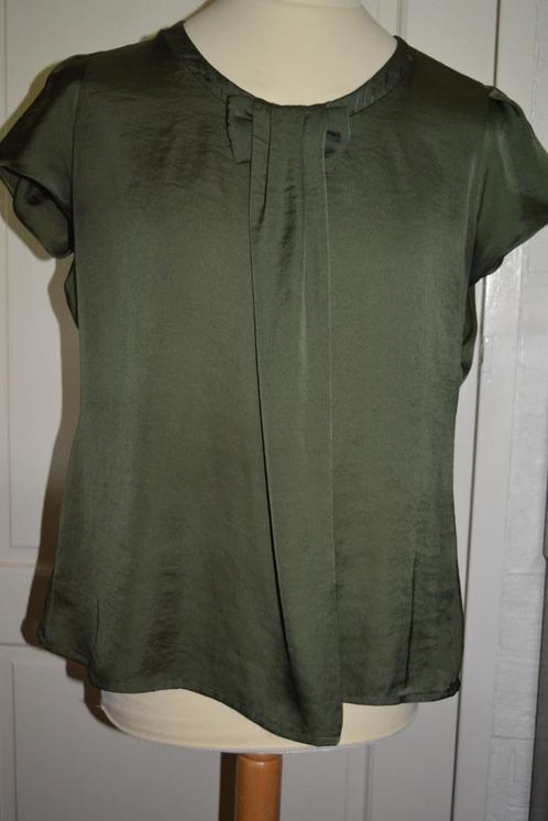 Emma, mooi donker groen satijnen top. mt 40/42, Kleding | Dames, Tops, Zo goed als nieuw, Maat 38/40 (M), Groen, Zonder mouw, Ophalen of Verzenden