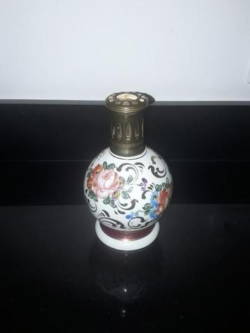 Antieke handgeschilderde Lampe Berger vol bloemen beschikbaar voor biedingen