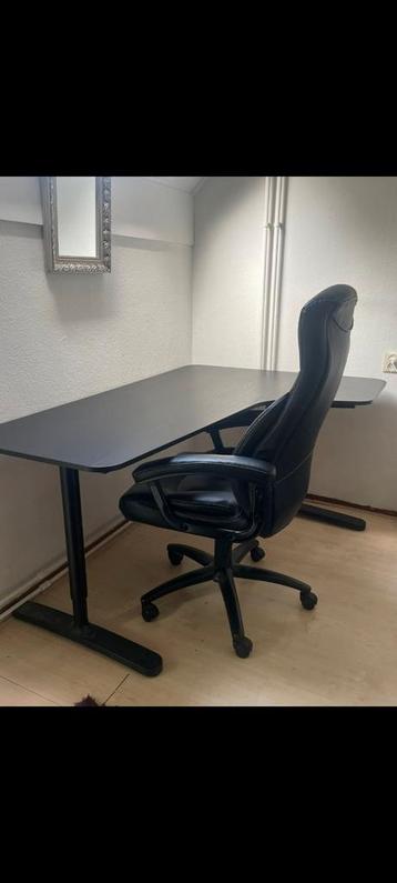 Bureau met bureaustoel - Hoek rechts beschikbaar voor biedingen