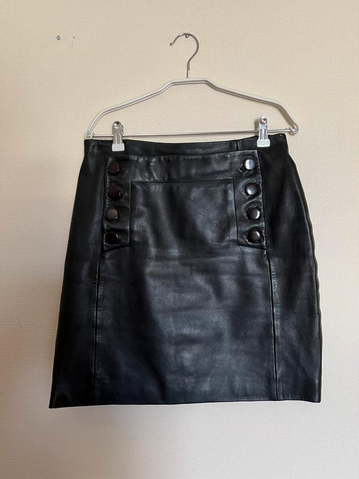 Sandro zwarte leren rok maat 3, Kleding | Dames, Rokken, Zo goed als nieuw, Maat 38/40 (M), Zwart, Boven de knie, Ophalen of Verzenden