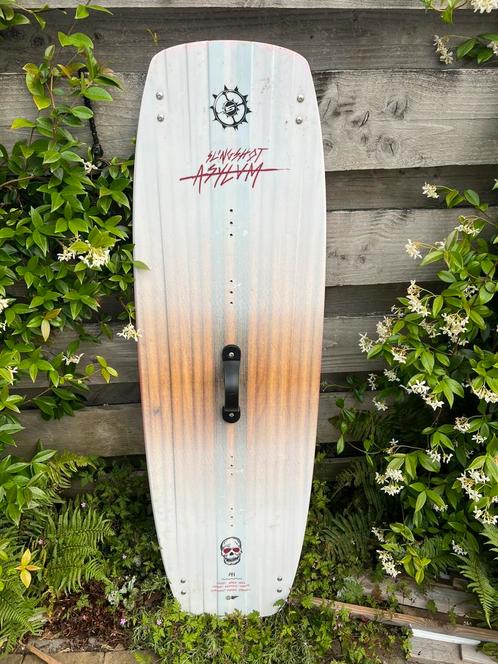 Slingshot Asylum kiteboard 141cm 2022, Watersport en Boten, Kitesurfen, Zo goed als nieuw, Kiteboard, Twintip, Ophalen of Verzenden