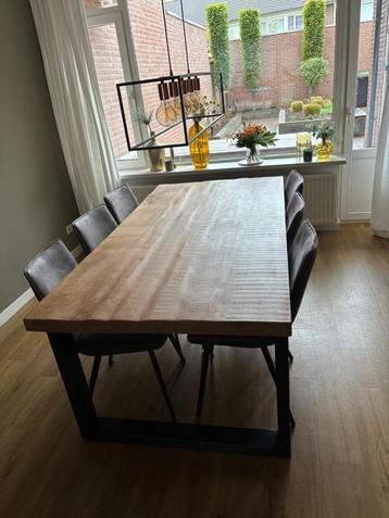 Eettafel beschikbaar voor biedingen
