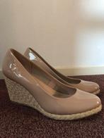 Dune sleehakken lak 39 izgst, Kleding | Dames, Schoenen, Ophalen of Verzenden, Zo goed als nieuw, Beige