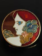 Vintage cloissoné broche, art deco dame en profile, jr '70, Ophalen of Verzenden, Zo goed als nieuw, Overige onderwerpen, Speldje of Pin