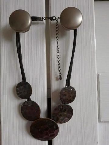 Korte Metalen Bruine Bronskleurige Ketting beschikbaar voor biedingen