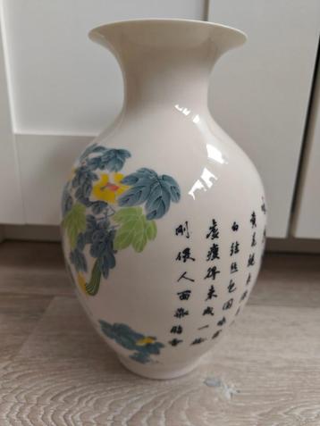 Vaas met komkommer bloemen print en chinese tekens