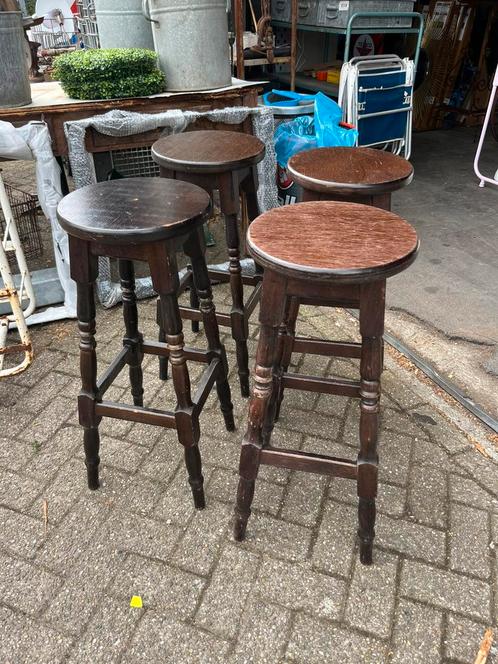 4 klassieke houten barkrukken., Huis en Inrichting, Barkrukken, Gebruikt, 60 tot 90 cm, Hout, 4 krukken, Met voetsteun, Ophalen
