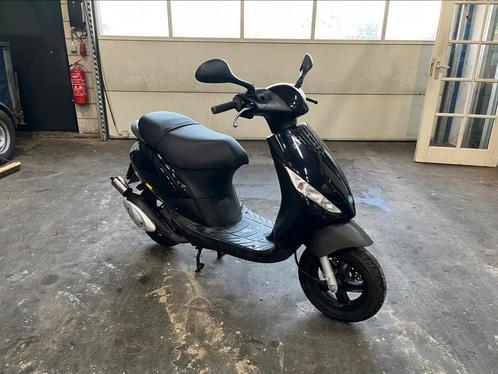 Piaggio zip 50cc 2 takt 2016, Fietsen en Brommers, Scooters | Piaggio, Zo goed als nieuw, Zip, Ophalen