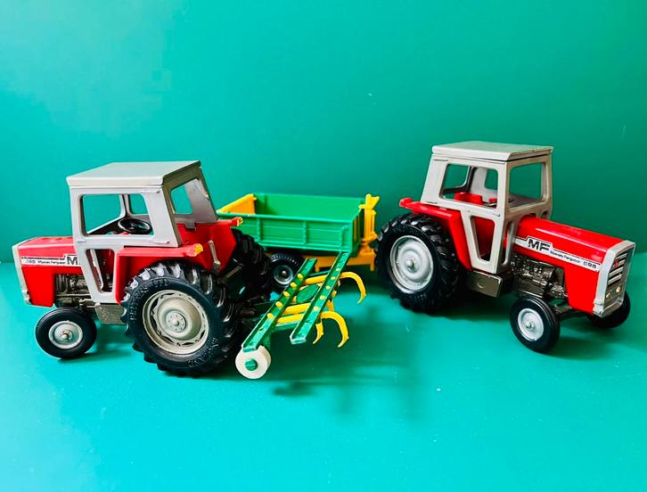 Britains MF 595 tractors met cultivator en tipping trailer, Hobby en Vrije tijd, Modelauto's | 1:32, Gebruikt, Tractor of Landbouw