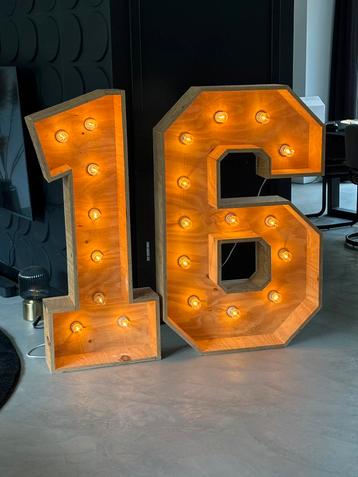 TE HUUR: grote Sweet Sixteen Cijfers met LED-Lampen beschikbaar voor biedingen
