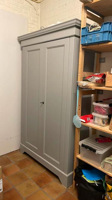 Houten grijze kast (kledingkast, woonkamerkast) beschikbaar voor biedingen