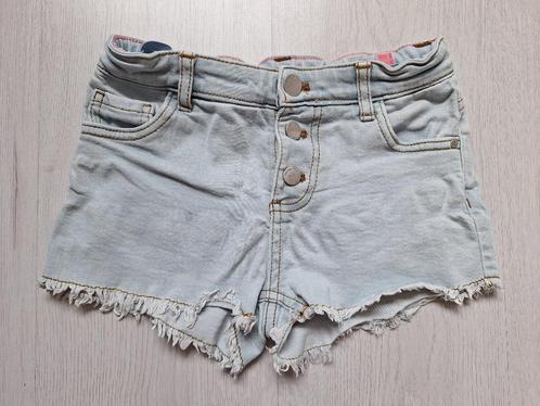 Lichtblauwe korte jeans met rafels van HEMA, maat 122/128, Kinderen en Baby's, Kinderkleding | Maat 122, Gebruikt, Meisje, Broek