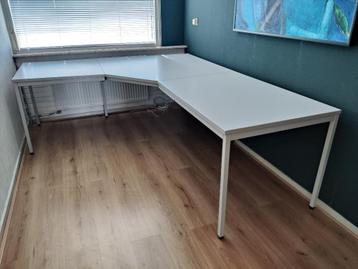 Groot hoekbureau, 240 x 200 cm beschikbaar voor biedingen