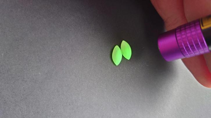 Uranium navette flat back klein, Sieraden, Tassen en Uiterlijk, Edelstenen, Zo goed als nieuw, Ophalen of Verzenden