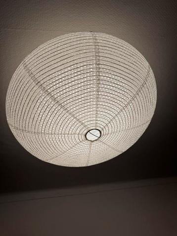 2 witte plafond lampen