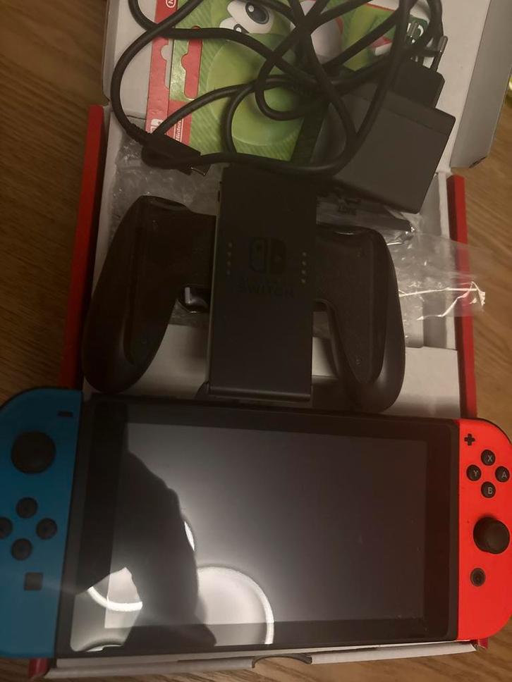 Nintendo Switch - Blauw/Rood, Spelcomputers en Games, Games | Nintendo Switch, Zo goed als nieuw, Overige genres, 2 spelers, Vanaf 7 jaar