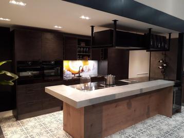 Prachtige glazen design achterwand beschikbaar voor biedingen