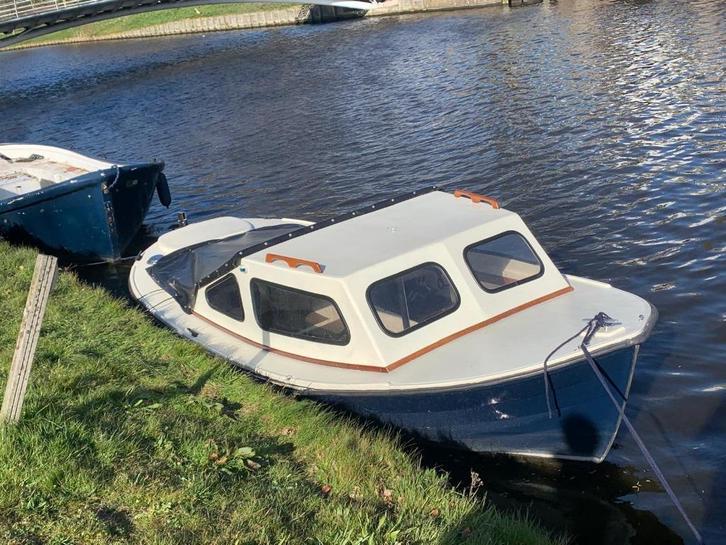 karakteristiek kajuit bootje, Watersport en Boten, Sloepen, Gebruikt, Tot 10 pk, 3 tot 6 meter, Buitenboordmotor, Benzine, Polyester