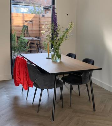 Houten tafel met stalen onderstel beschikbaar voor biedingen