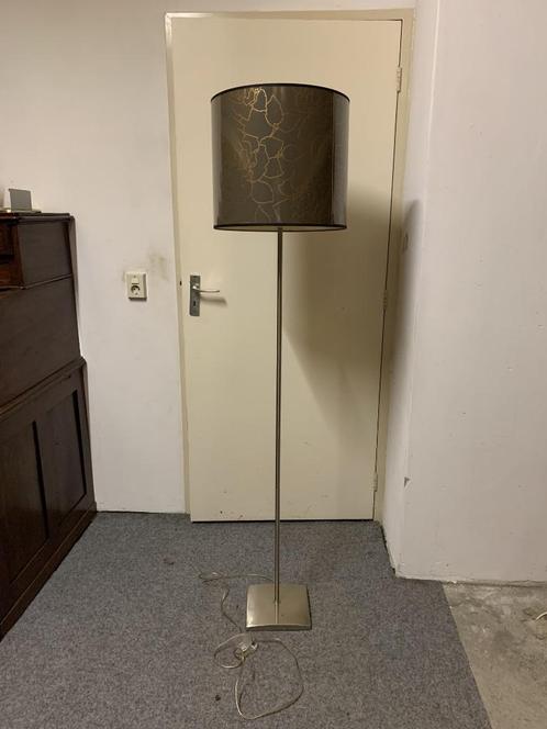 Stijlvolle staande lamp met bloemenmotief - brons/goud, Huis en Inrichting, Lampen | Vloerlampen, Gebruikt, Metaal, Ophalen of Verzenden