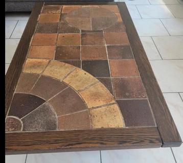 Salontafel mid-century van keramiek en hout beschikbaar voor biedingen