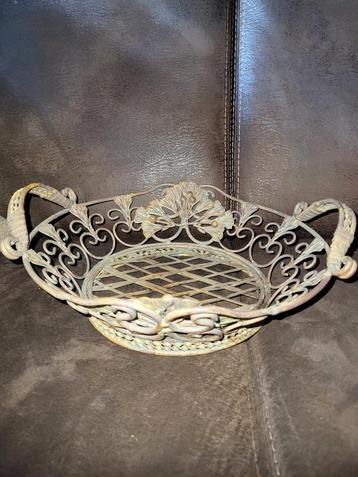 Vintage Metalen Mand met Decoratieve Details beschikbaar voor biedingen
