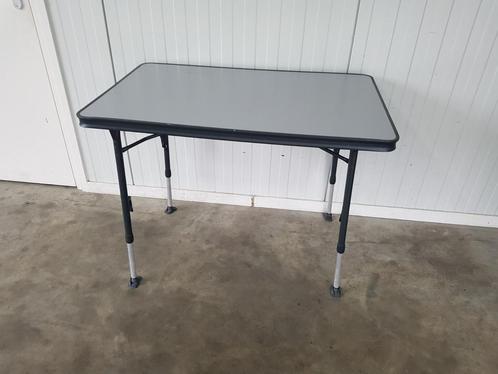 Inklapbare en in hoogte verstelbare campingtafel., Caravans en Kamperen, Kampeermeubelen, Gebruikt, Campingtafel, Ophalen of Verzenden