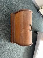 Antieke hand naaimachine, Ophalen