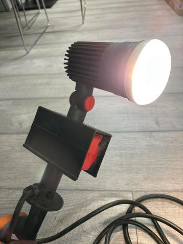 Tuinspot op grondsteker beschikbaar voor biedingen