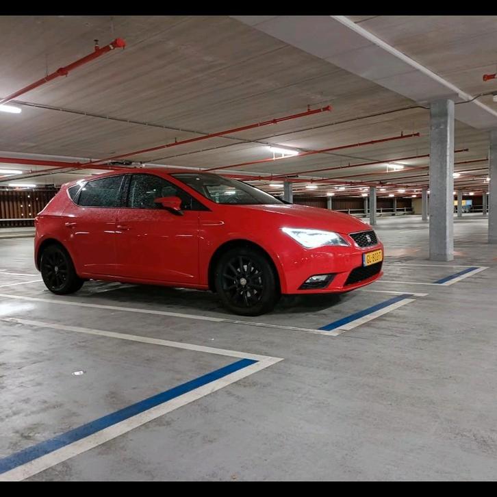 Seat Leon 1.6 TDI 110PK 2015 Rood, Auto's, Seat, Particulier, Leon, Achteruitrijcamera, Diesel, Euro 6, B, Hatchback, Handgeschakeld