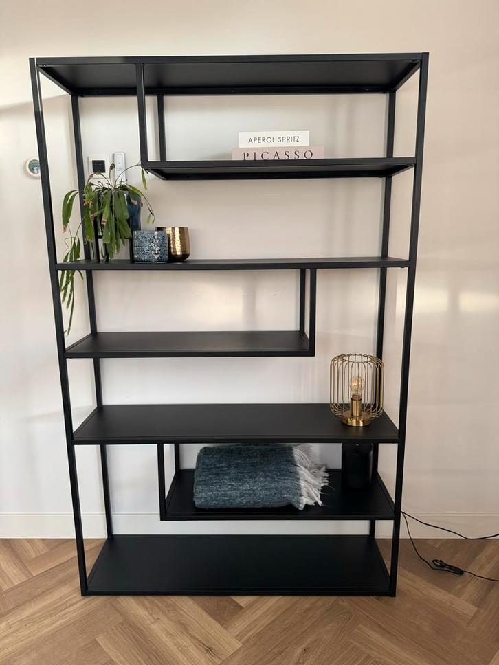 WOOOD Teun Zwart metalen open vakkenkast - als nieuw!, Huis en Inrichting, Kasten | Boekenkasten, Zo goed als nieuw, 100 tot 150 cm