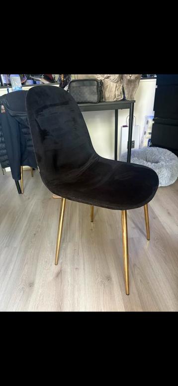 zwart gouden stoelen beschikbaar voor biedingen