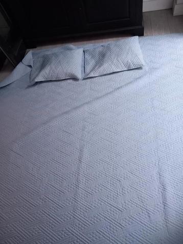 Mooie lichtblauwe tweepersoons sprei beschikbaar voor biedingen